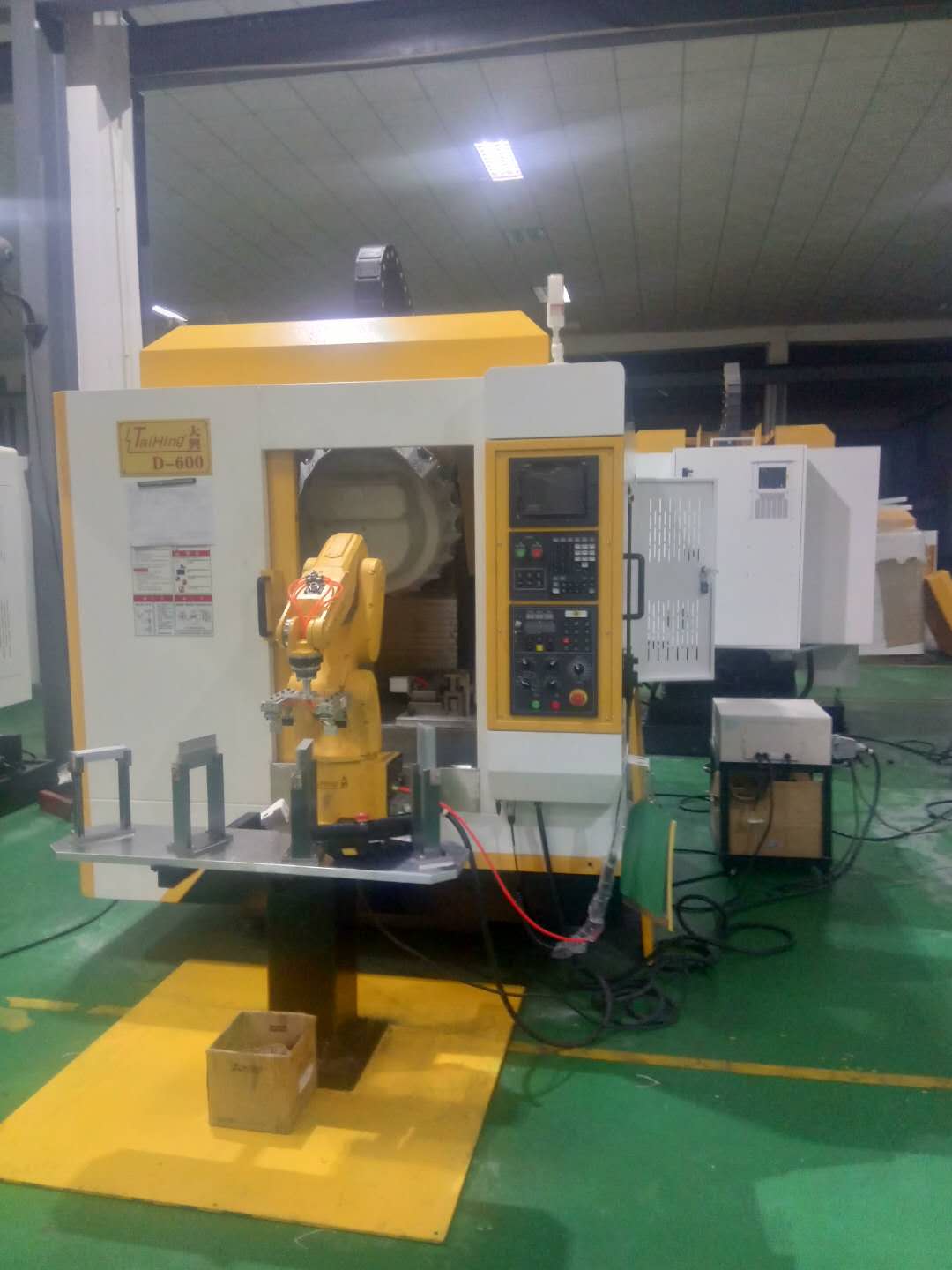 高速鉆孔攻牙機(jī)D-600 (帶機(jī)械手，全自動(dòng)上下料）